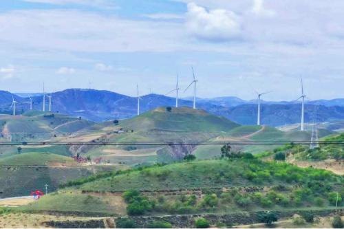 國慶獻(xiàn)禮丨九洲集團(tuán)定邊天池塘風(fēng)電場全部風(fēng)機(jī)吊裝完畢